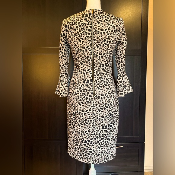 Calvin Klein leopard dress. Bell ruffled sleeves. Midi fitted silhouette. Size M - Picture 7 of 16
